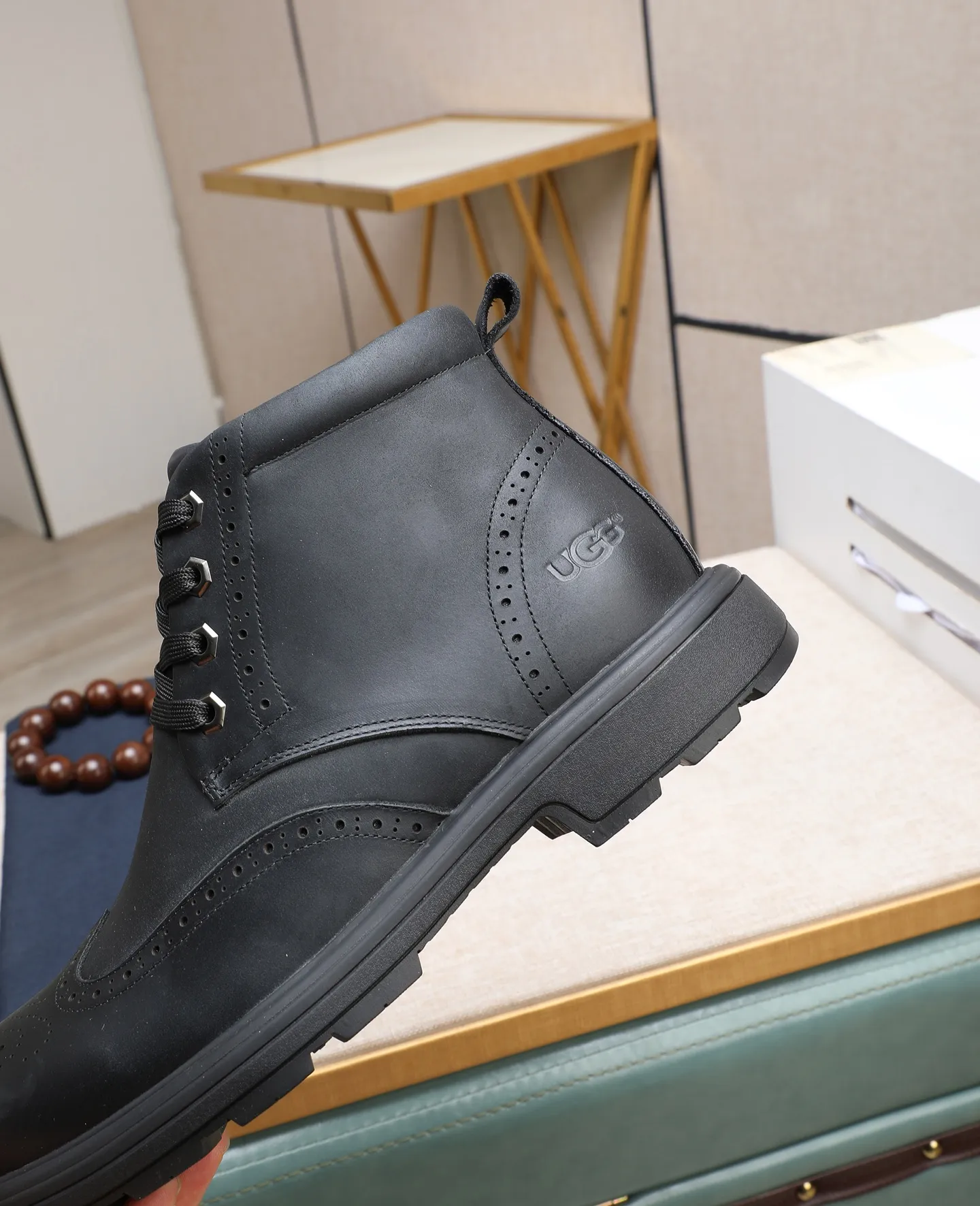 Men's shoes 💰640 (full genuine wool lining, 10% off for fake ones) Please pay attention to the quality of the original item and compare the thickness of the wool 🏮🏮 Popular UGG men's shoes from Australia's warm luxury brand, the official website is synchronized, Beckham men's style..., made of imported first-layer waxed cowhide, waxed toe cap, Australian real wool velvet lining Carefully sewn...Imported rubber Martin boots outsole (comfortable, soft, wear-resistant) The quality is really great...Exquisite workmanship, you won't be able to put it down at first sight, size 39-44 (customized in 45)